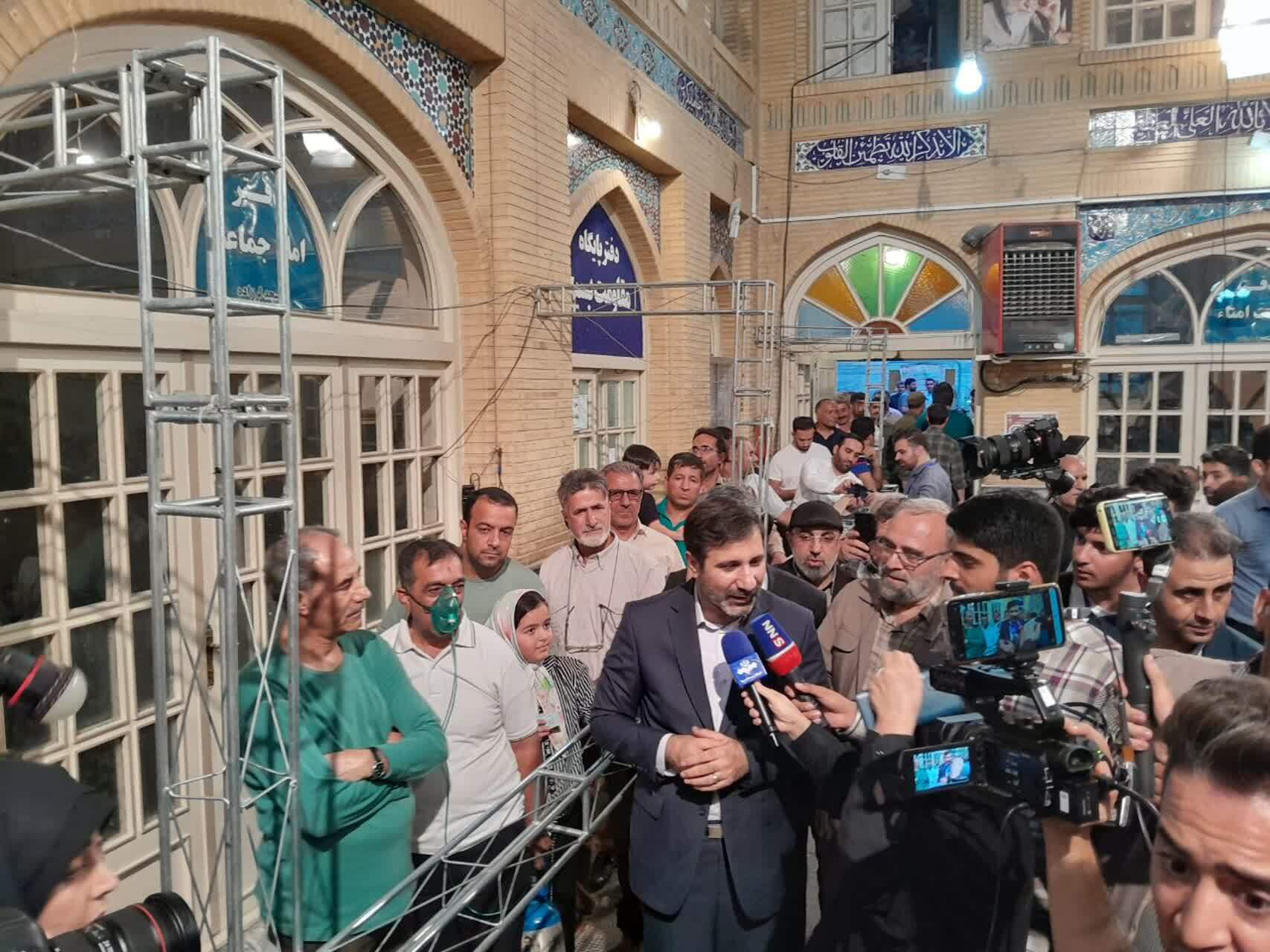 سخنگوی شورای نگهبان در بازدید از مسجد لرزاده با خبرنگاران گفتگو کرد/ مردم نیز از مشکلاتشان گفتند