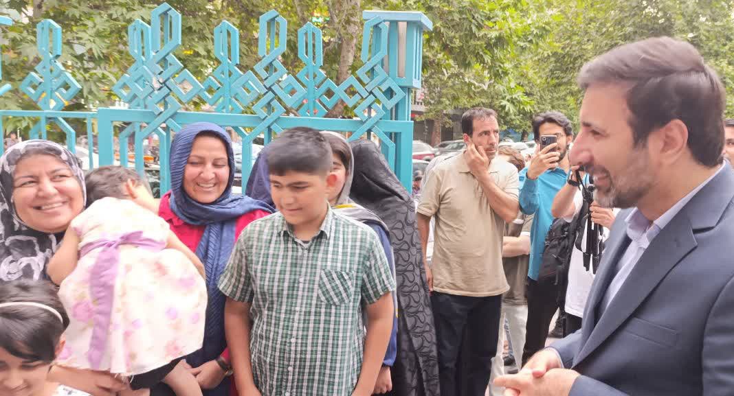 بازدید دکتر طحان‌نظیف از فرآیند رای‌گیری در حسینیه ارشاد و گفتگو با رای‌دهندگان