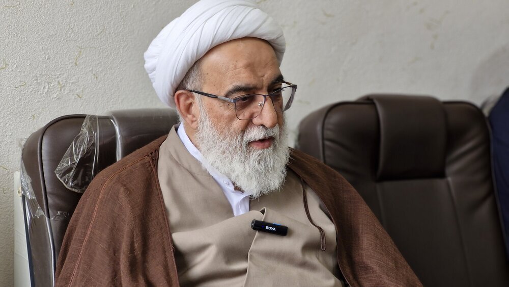 باید معارف دینی خود را به دنیا برسانیم