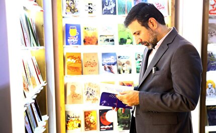 آقای سخنگو در نمایشگاه کتاب هم خواستار مطالعه قانون اساسی شد/ روایتی از گشت و گذار ۵ ساعته در غرفه‌ها؛ از حضور در یک رونمایی کتاب تا گفت‌و‌گو با مردم و رسانه‌ای‌ها