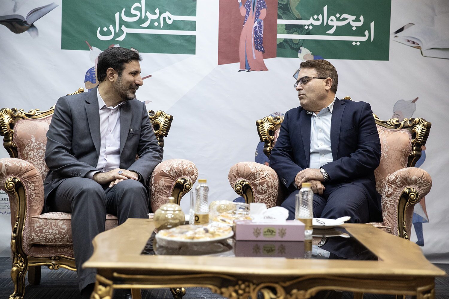 آقای سخنگو در نمایشگاه کتاب هم خواستار مطالعه قانون اساسی شد/ روایتی از گشت و گذار ۵ ساعته در غرفه‌ها؛ از حضور در یک رونمایی کتاب تا گفت‌و‌گو با مردم و رسانه‌ای‌ها