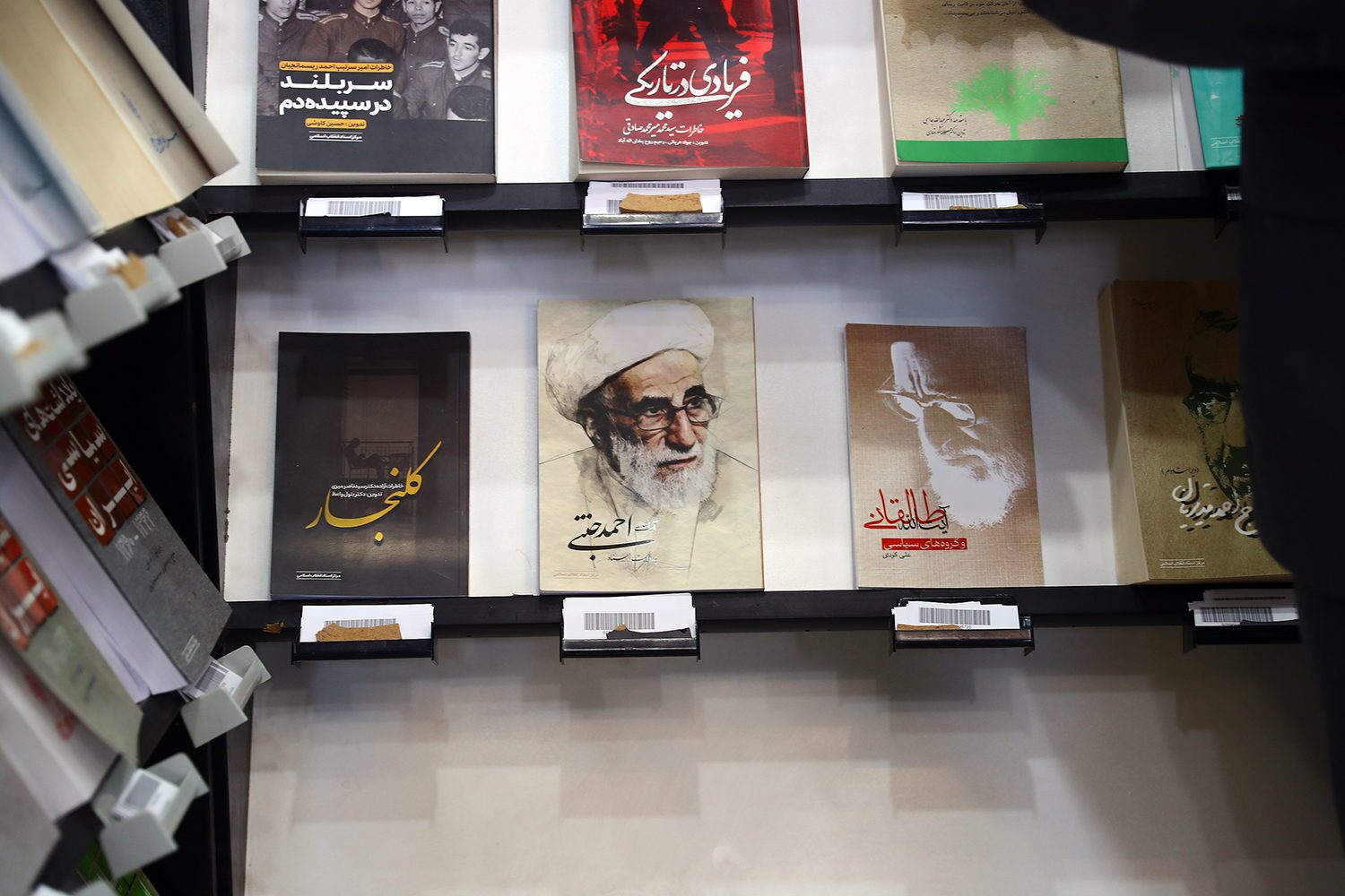 آقای سخنگو در نمایشگاه کتاب هم خواستار مطالعه قانون اساسی شد/ روایتی از گشت و گذار ۵ ساعته در غرفه‌ها؛ از حضور در یک رونمایی کتاب تا گفت‌و‌گو با مردم و رسانه‌ای‌ها