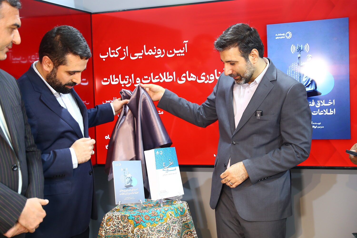 آقای سخنگو در نمایشگاه کتاب هم خواستار مطالعه قانون اساسی شد/ روایتی از گشت و گذار ۵ ساعته در غرفه‌ها؛ از حضور در یک رونمایی کتاب تا گفت‌و‌گو با مردم و رسانه‌ای‌ها