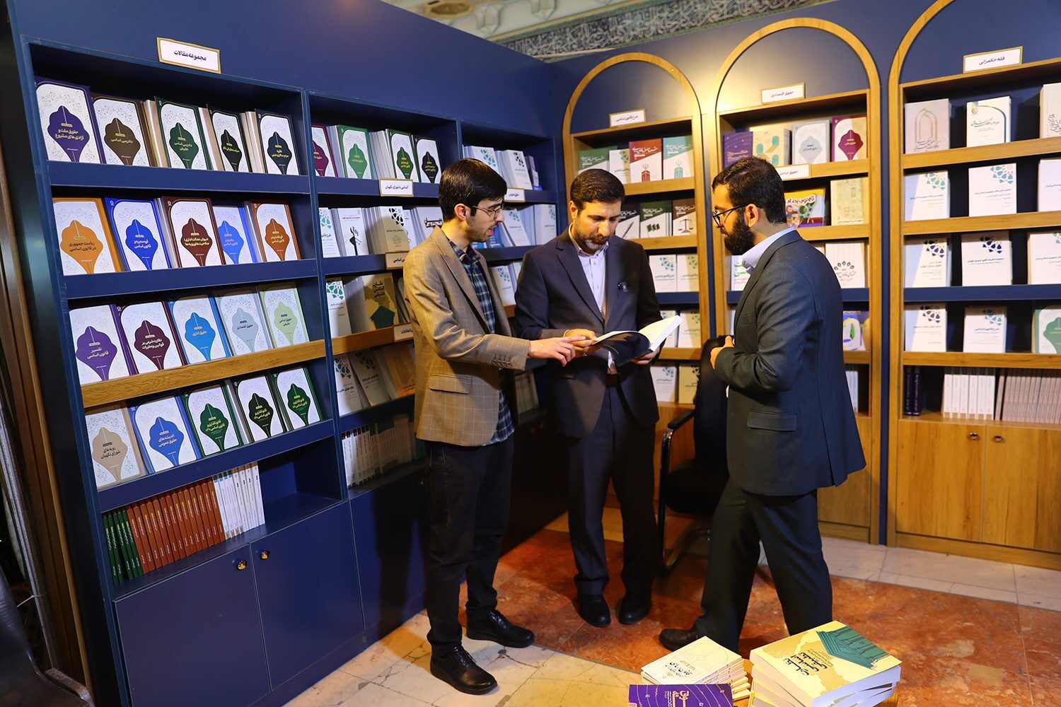 آقای سخنگو در نمایشگاه کتاب هم خواستار مطالعه قانون اساسی شد/ روایتی از گشت و گذار ۵ ساعته در غرفه‌ها؛ از حضور در یک رونمایی کتاب تا گفت‌و‌گو با مردم و رسانه‌ای‌ها