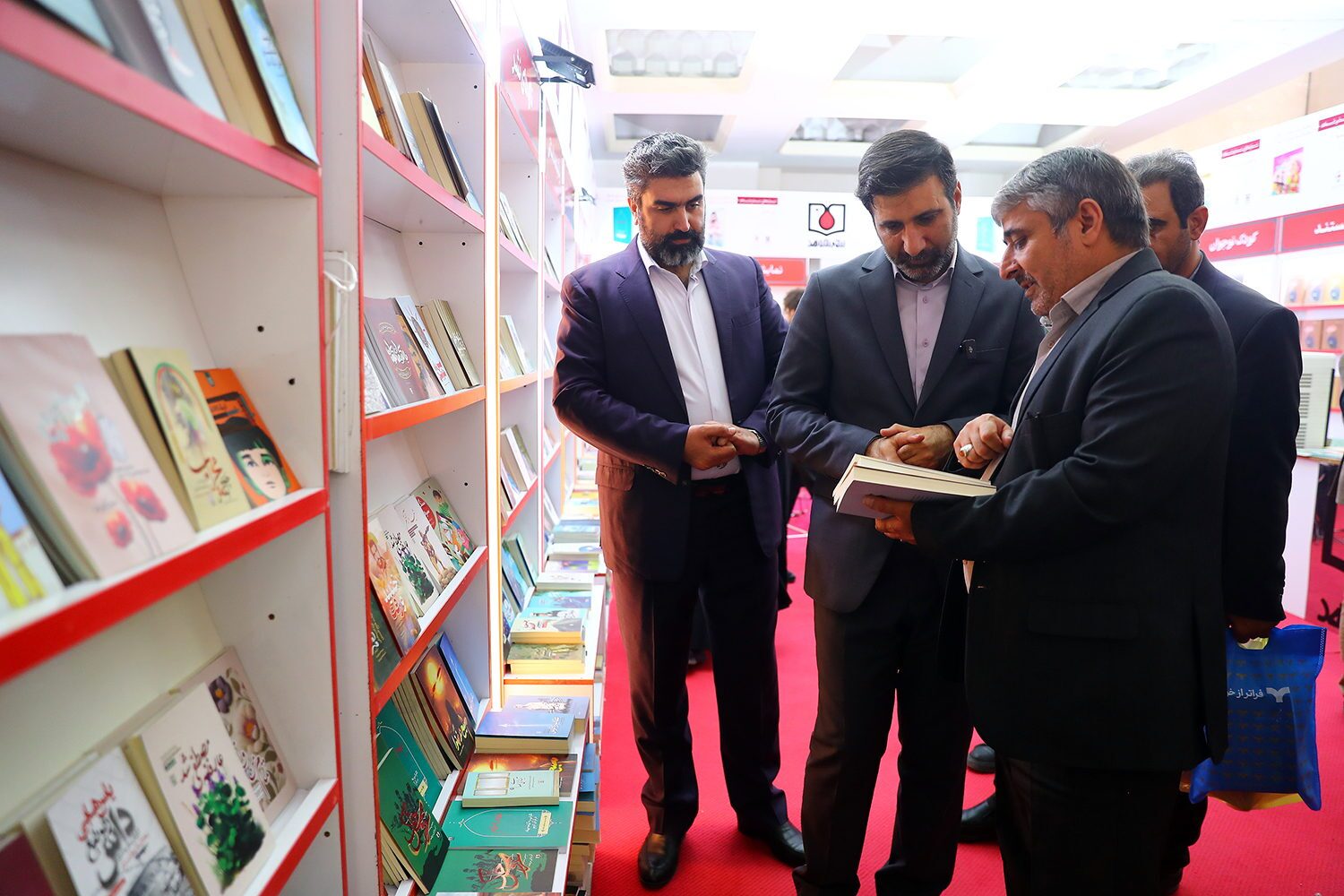 آقای سخنگو در نمایشگاه کتاب هم خواستار مطالعه قانون اساسی شد/ روایتی از گشت و گذار ۵ ساعته در غرفه‌ها؛ از حضور در یک رونمایی کتاب تا گفت‌و‌گو با مردم و رسانه‌ای‌ها