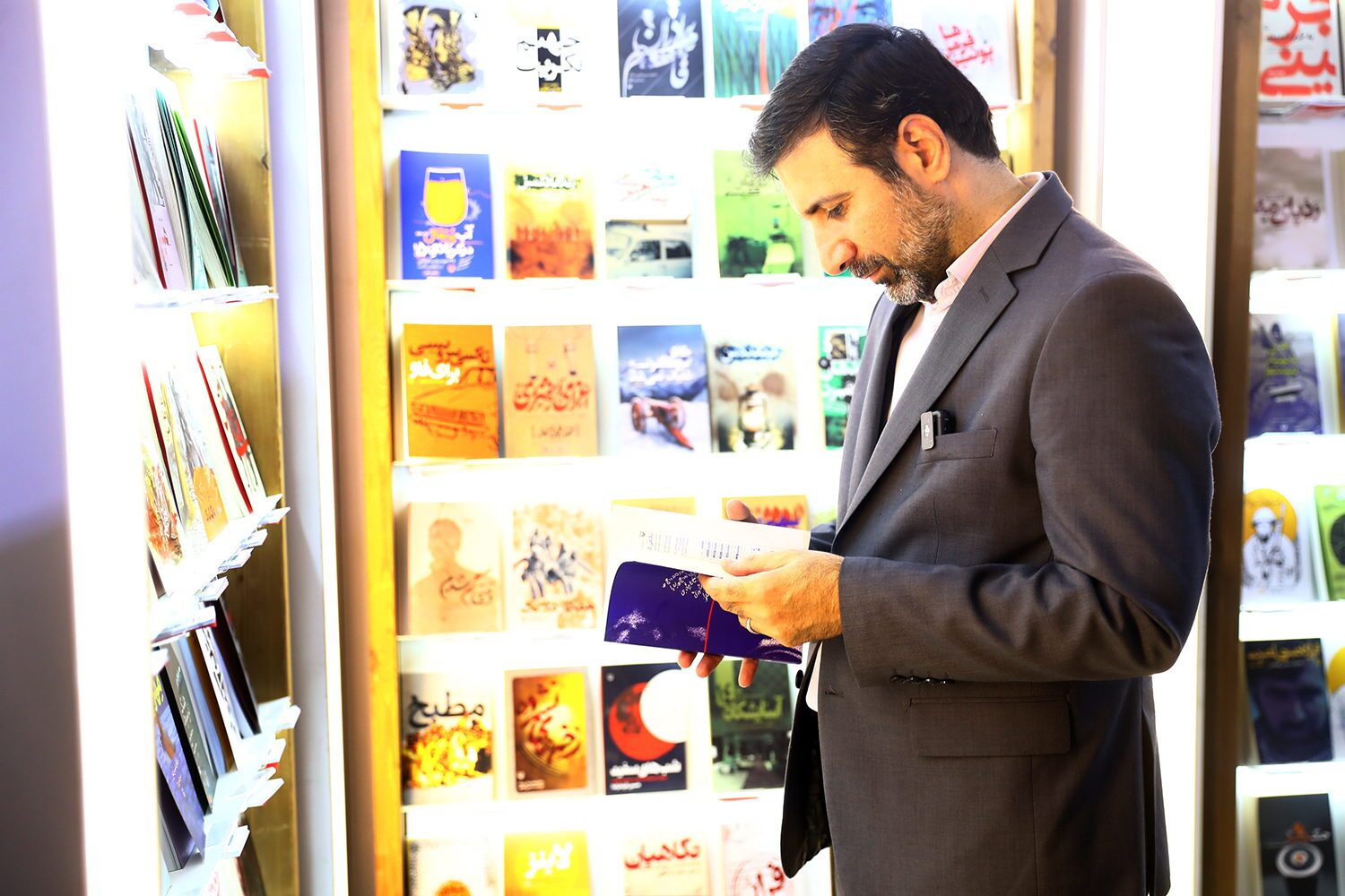 آقای سخنگو در نمایشگاه کتاب هم خواستار مطالعه قانون اساسی شد/ روایتی از گشت و گذار ۵ ساعته در غرفه‌ها؛ از حضور در یک رونمایی کتاب تا گفت‌و‌گو با مردم و رسانه‌ای‌ها