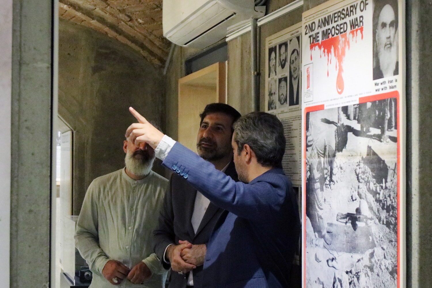 دکتر طحان‌نظیف از نمایشگاه «به گزارش تهران تایمز» بازدید کرد/ بازخوانی نقش آیت‌الله جنتی در ماندگاری یک روزنامه انگلیسی‌زبان