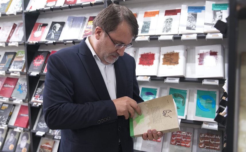 دکتر مولابیگی در نمایشگاه کتاب تهران حضور یافت/ بازدید از غرفه‌ها و گفت‌و‌گو با ناشران و اهالی کتاب