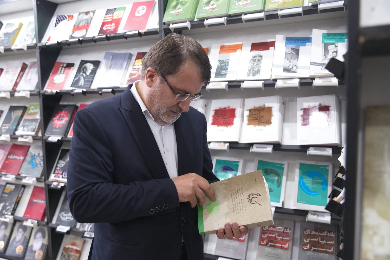 دکتر مولابیگی در نمایشگاه کتاب تهران حضور یافت/ بازدید از غرفه‌ها و گفت‌و‌گو با ناشران و اهالی کتاب