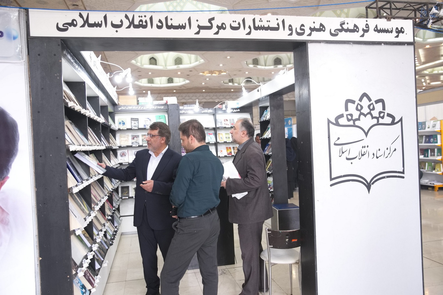 دکتر مولابیگی در نمایشگاه کتاب تهران حضور یافت/ بازدید از غرفه‌ها و گفت‌و‌گو با ناشران و اهالی کتاب
