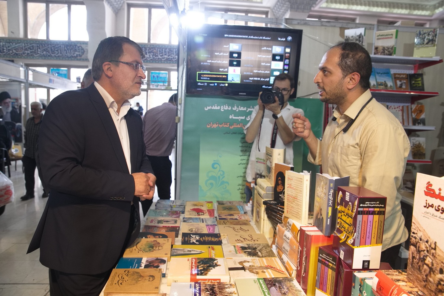 دکتر مولابیگی در نمایشگاه کتاب تهران حضور یافت/ بازدید از غرفه‌ها و گفت‌و‌گو با ناشران و اهالی کتاب