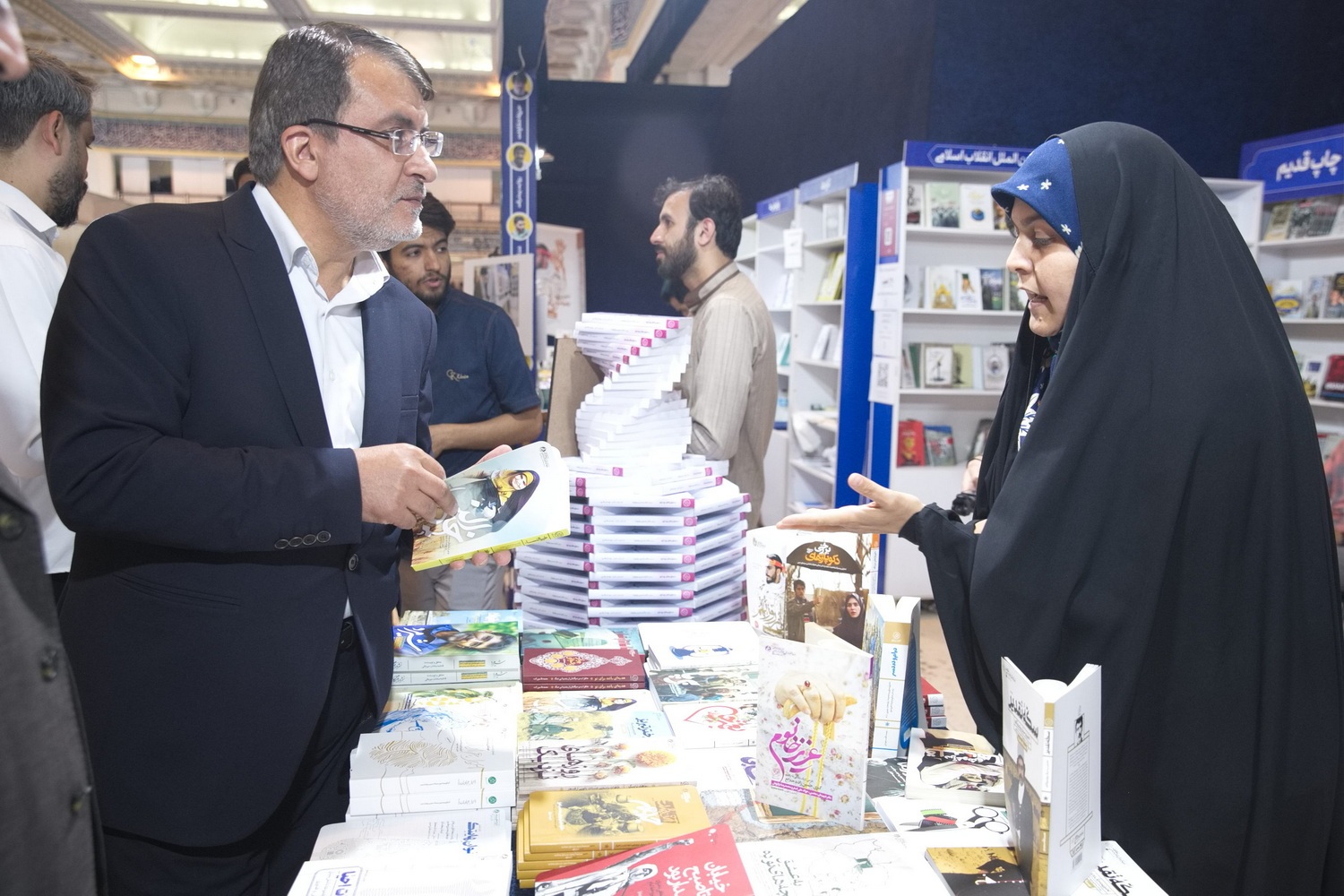 دکتر مولابیگی در نمایشگاه کتاب تهران حضور یافت/ بازدید از غرفه‌ها و گفت‌و‌گو با ناشران و اهالی کتاب