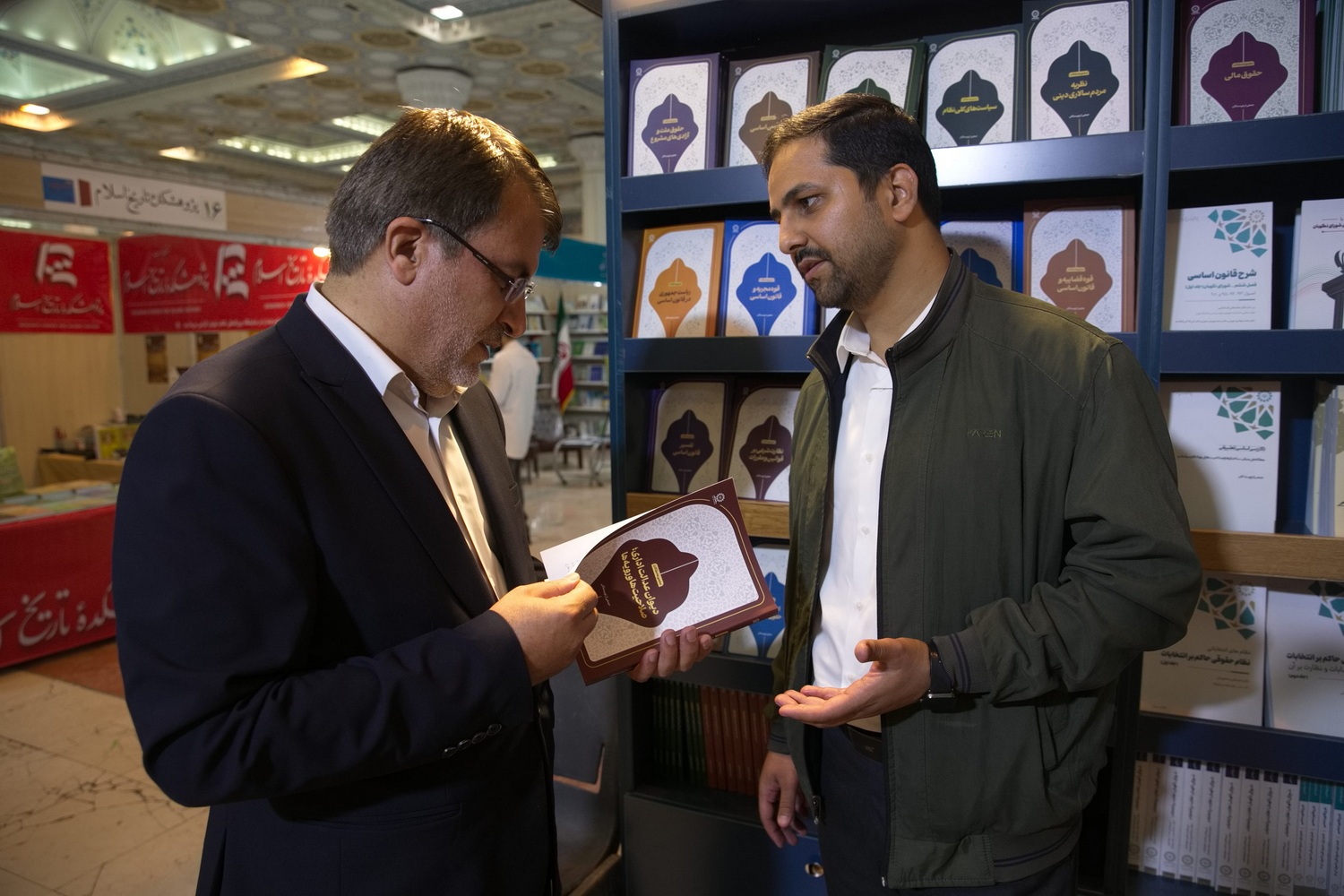 دکتر مولابیگی در نمایشگاه کتاب تهران حضور یافت/ بازدید از غرفه‌ها و گفت‌و‌گو با ناشران و اهالی کتاب