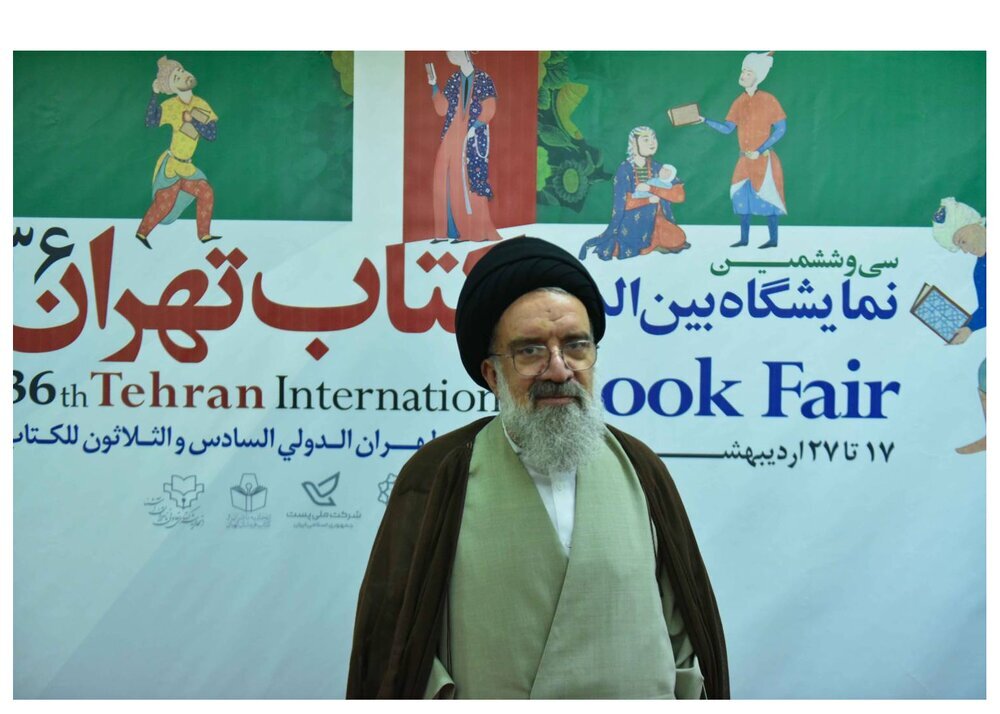 آیت‌الله خاتمی از نمایشگاه کتاب بازدید کرد