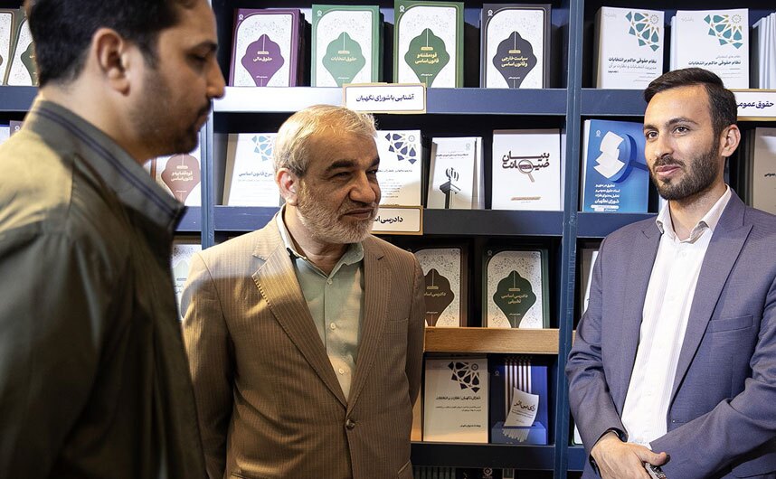 بازدید دکتر کدخدایی از غرفه انتشارات پژوهشکده شورای نگهبان در نمایشگاه کتاب
