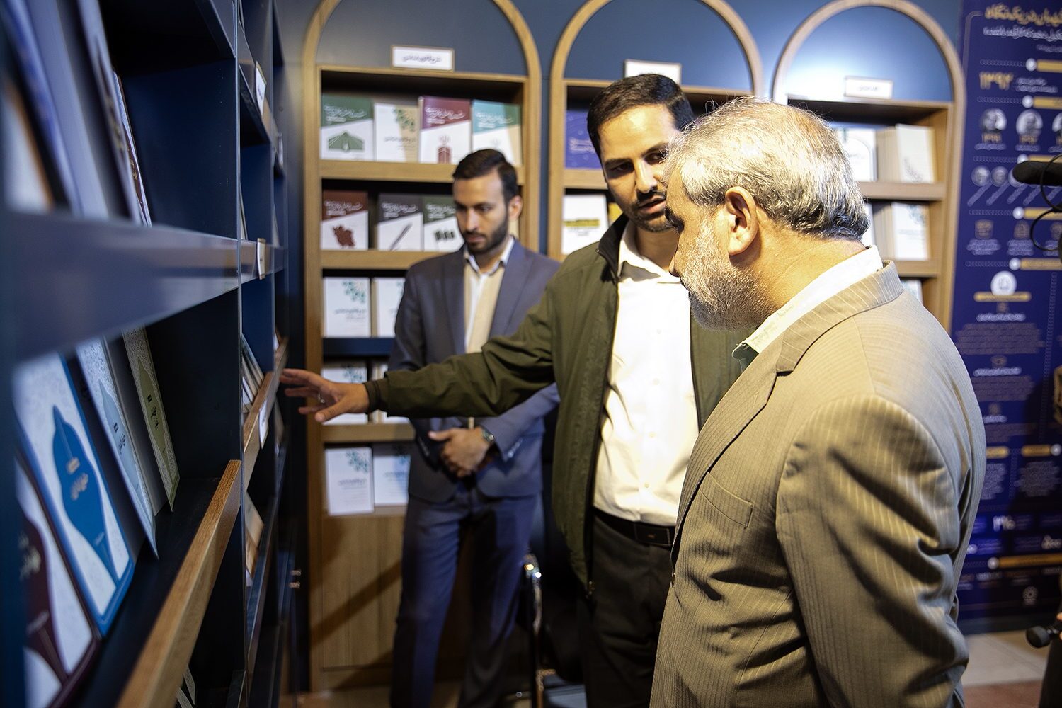 بازدید دکتر کدخدایی از غرفه انتشارات پژوهشکده شورای نگهبان در نمایشگاه کتاب
