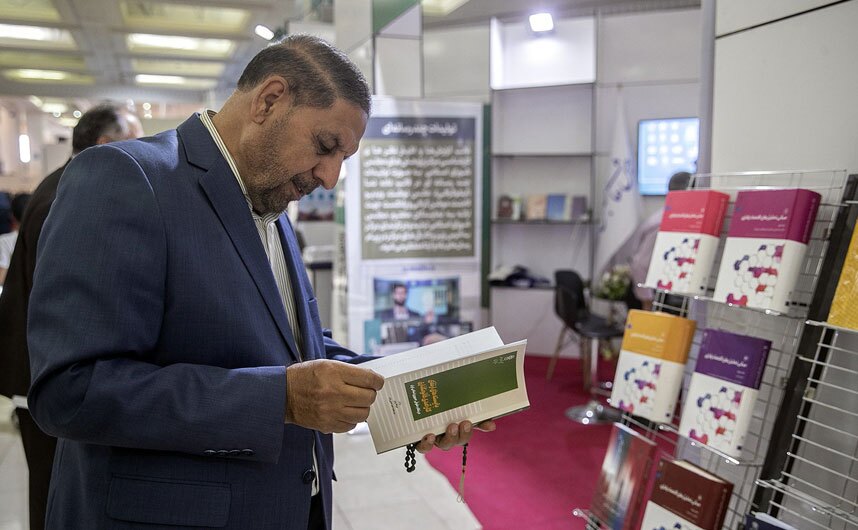 حضور دکتر پروین در نمایشگاه کتاب تهران؛ از پیگیری انتشار خاطرات آزادگان تا مشاهده جدیدترین کتابهای حقوقی حضور دکتر پروین در نمایشگاه کتاب تهران؛ از پیگیری انتشار خاطرات آزادگان تا مشاهده جدیدترین کتابهای حقوقی