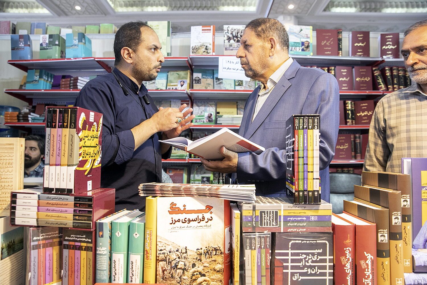 حضور دکتر پروین در نمایشگاه کتاب تهران؛ از پیگیری انتشار خاطرات آزادگان تا مشاهده جدیدترین کتاب‌های حقوقی