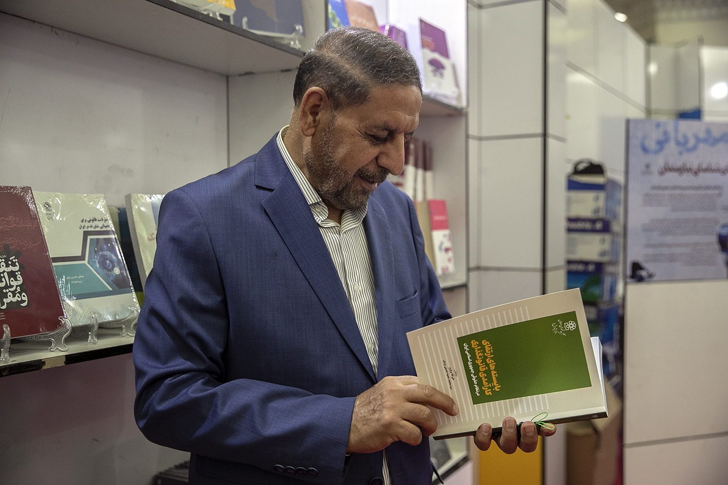 حضور دکتر پروین در نمایشگاه کتاب تهران؛ از پیگیری انتشار خاطرات آزادگان تا مشاهده جدیدترین کتاب‌های حقوقی