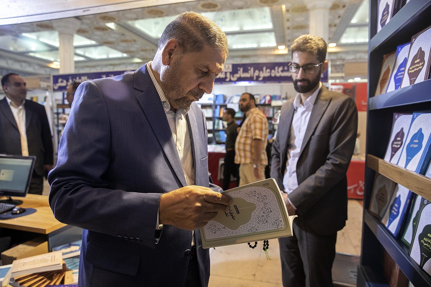 حضور دکتر پروین در نمایشگاه کتاب تهران؛ از پیگیری انتشار خاطرات آزادگان تا مشاهده جدیدترین کتاب‌های حقوقی