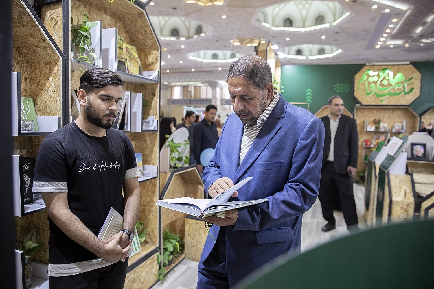 حضور دکتر پروین در نمایشگاه کتاب تهران؛ از پیگیری انتشار خاطرات آزادگان تا مشاهده جدیدترین کتاب‌های حقوقی