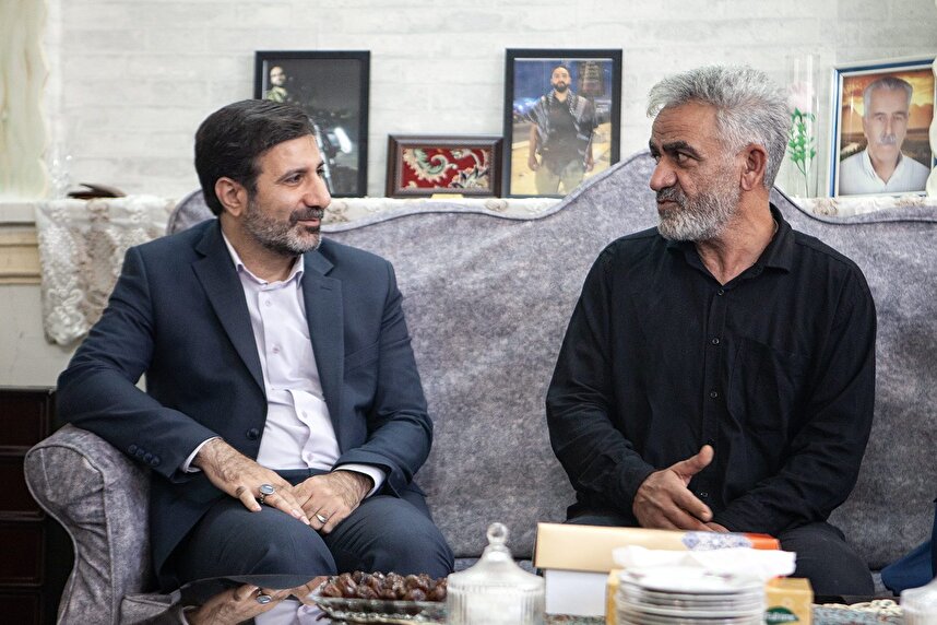 دیدار با پدر و برادری که شهیدشان در جستجوی خدمت به مردم بود/ دکتر طحاننظیف: خون شهیدان در ایجاد و استمرار انسجام ملی موثر بود دیدار با پدر و برادری که شهیدشان در جستجوی خدمت به مردم بود/ دکتر طحاننظیف: خون شهیدان در ایجاد و استمرار انسجام ملی موثر بود