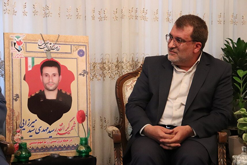 دیدار دکتر مولابیگی با خانواده شهید ناظر «سیدمهدی سیدمیرزایی»؛ او که همراه با مردم در تمام سختیها بود و آخرین آرزویش شهادت در راه قدس و دفاع از وطن بود دیدار دکتر مولابیگی با خانواده شهید ناظر «سیدمهدی سیدمیرزایی»؛ او که همراه با مردم در تمام سختیها بود و آخرین آرزویش شهادت در راه قدس و دفاع از وطن بود