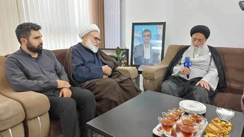 آیتالله مدرسی یزدی از خانواده شهید پاسدار امیر حسین حسنی از شهدای دفاع مقدس ۱۲ روزه تجلیل کرد آیتالله مدرسی یزدی از خانواده شهید پاسدار امیر حسین حسنی از شهدای دفاع مقدس ۱۲ روزه تجلیل کرد
